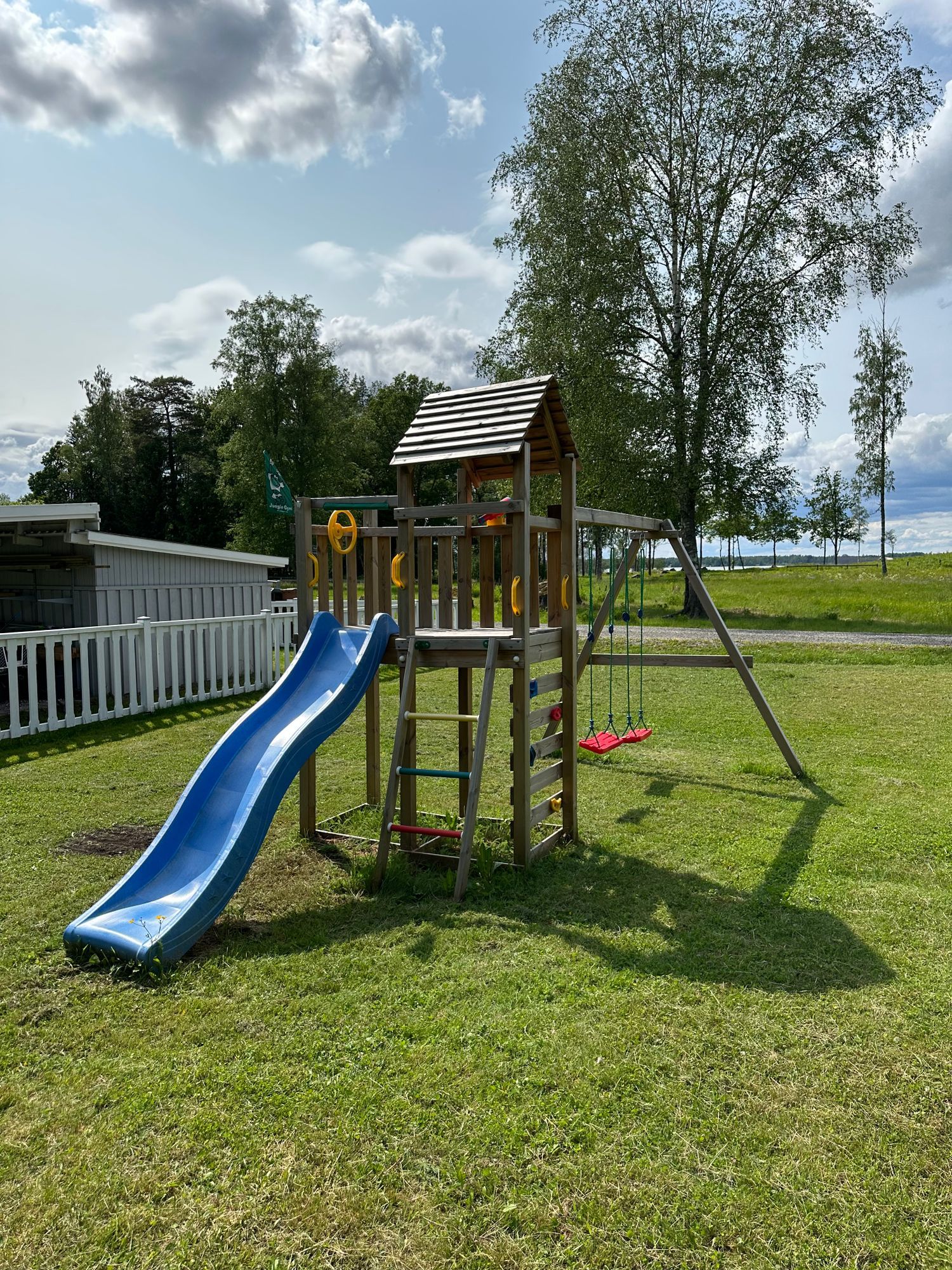 Stugan med sjöutsikt nära bad och handelsbod – bild 3 av 24