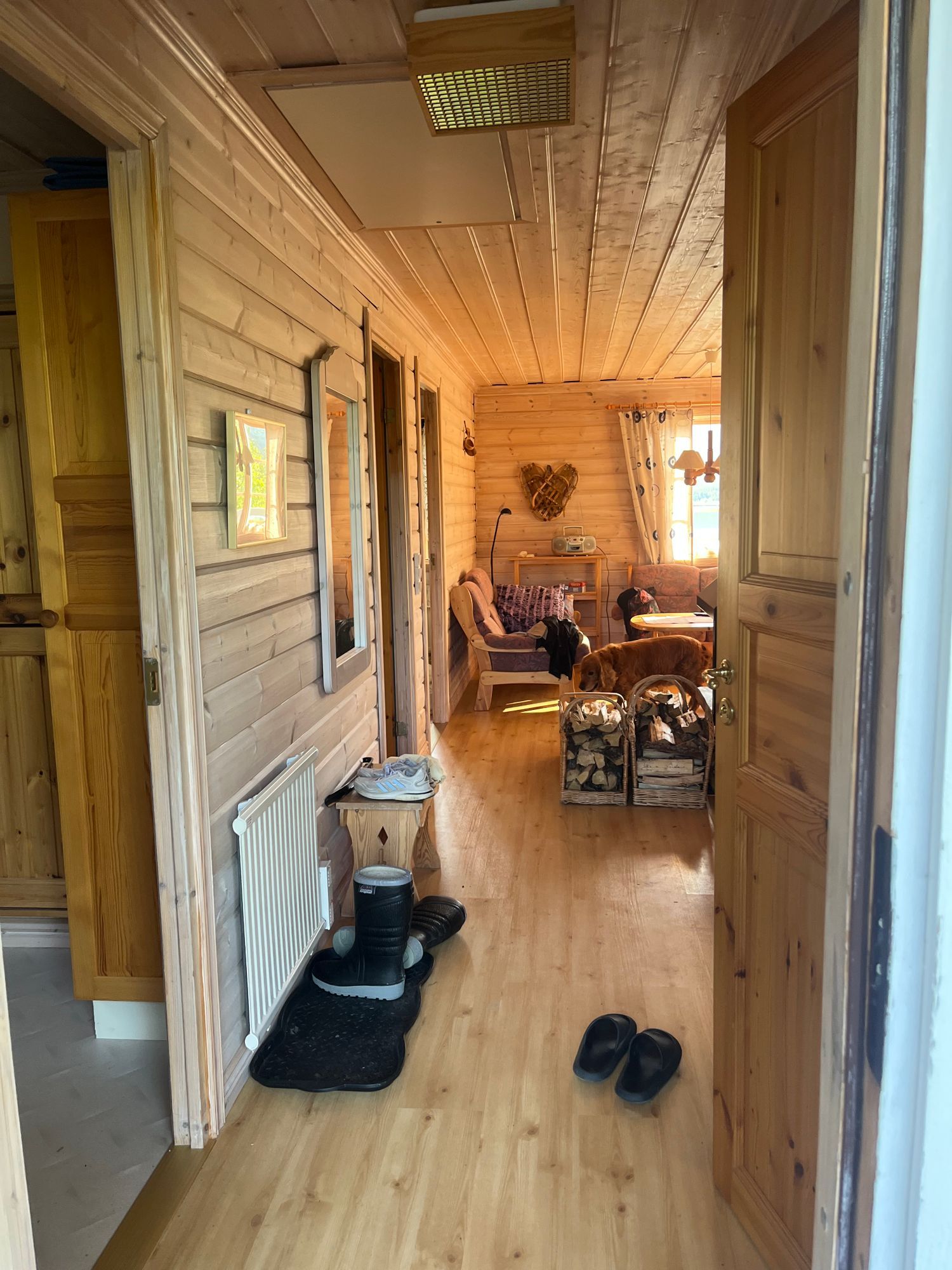 Stuga med fjäll- och sjöutsikt, bastu, och kamin – bild 12 av 24