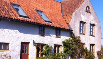 Lägenhet med egen ingång på vacker gotlandsgård i