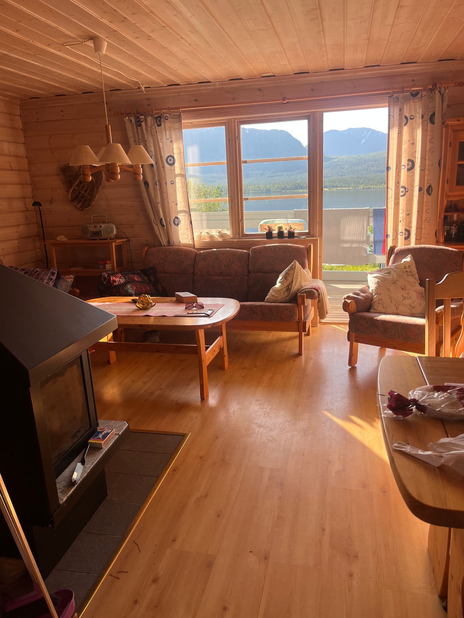 Stuga med fjäll- och sjöutsikt, bastu, och kamin – bild 3 av 24