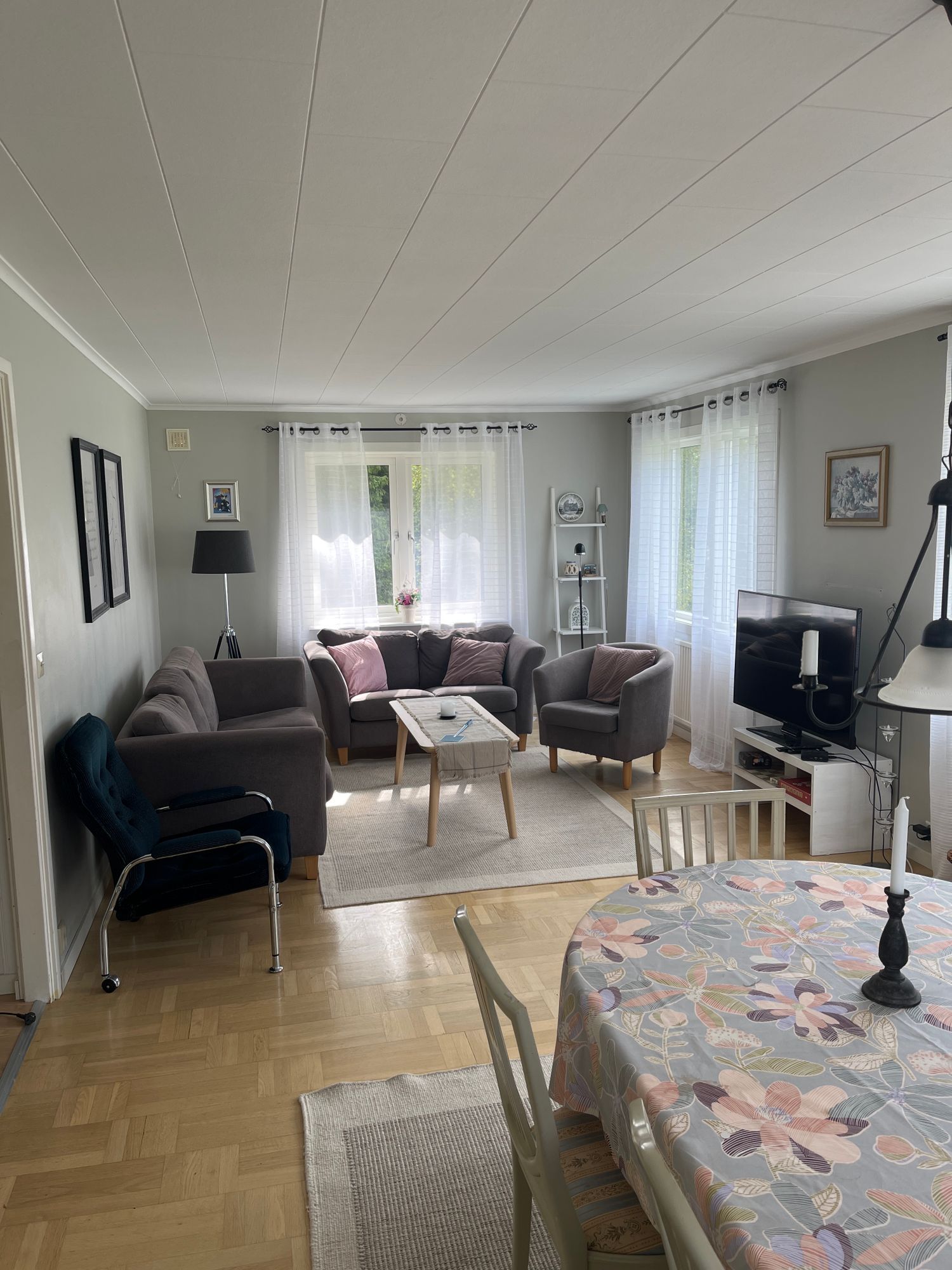 Rymligt hus på landet bredvid damm med egen brygga – bild 19 av 24