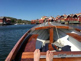 Ljust sommarboende med trädgård i Hälleviksstrand
