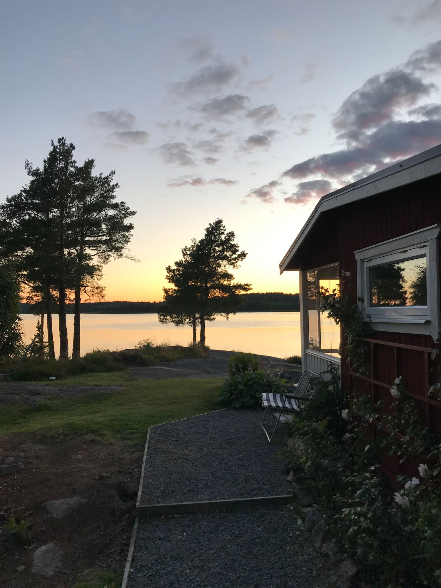 Sommaridyll vid sjö – bild 3 av 24