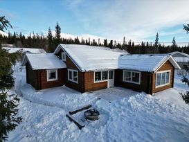 Mysig timmerstuga med bastu och kamin