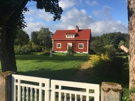 Hus i idyllisk by