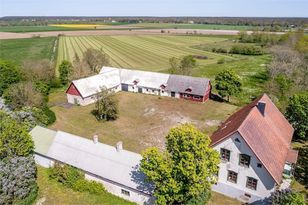 Stor kalkstensgård från sekelskiftet nära Ljugarn