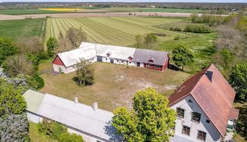 Stor kalkstensgård från sekelskiftet nära Ljugarn