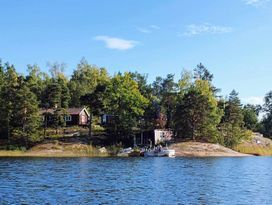Stuga vid havsvik i Roslagen