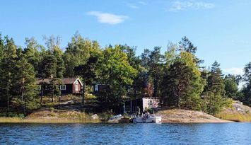 Stuga vid havsvik i Roslagen
