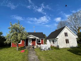 Gårdsstuga i Föra, avskilt och strandnära