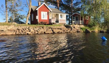 Liten stuga på liten ö. 360 grader sol och vatten.
