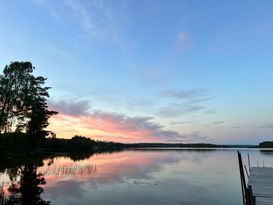 Mysig stuga vid sjö