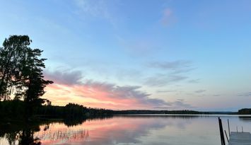Mysig stuga vid sjö