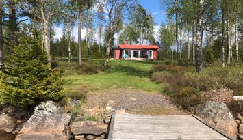 Mysig stuga direkt vid vattnet