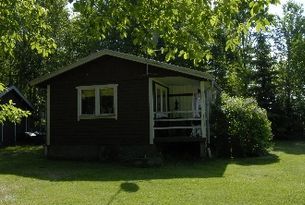 Small scenic cottage right next to Lake Vänern