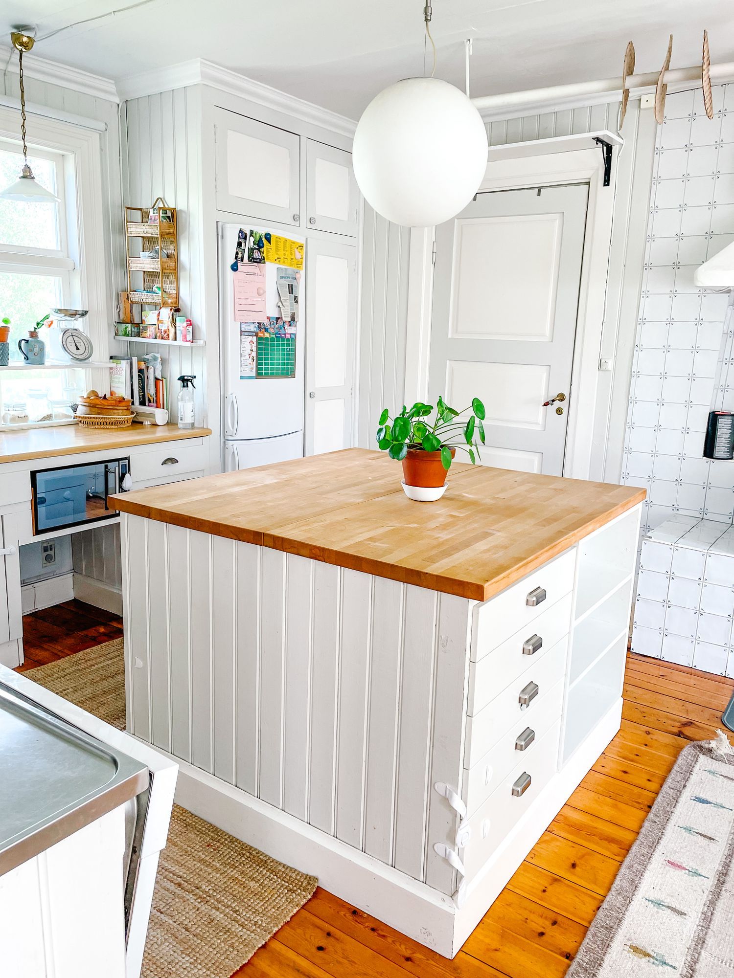 Lantlig pärla med bastu, spabad och naturnära läge – bild 8 av 24