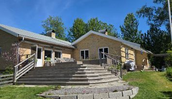 Stort djur- och familjevänligt hus nära bad.