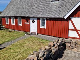 Eget hus och trädgård, nära Arilds Vingård