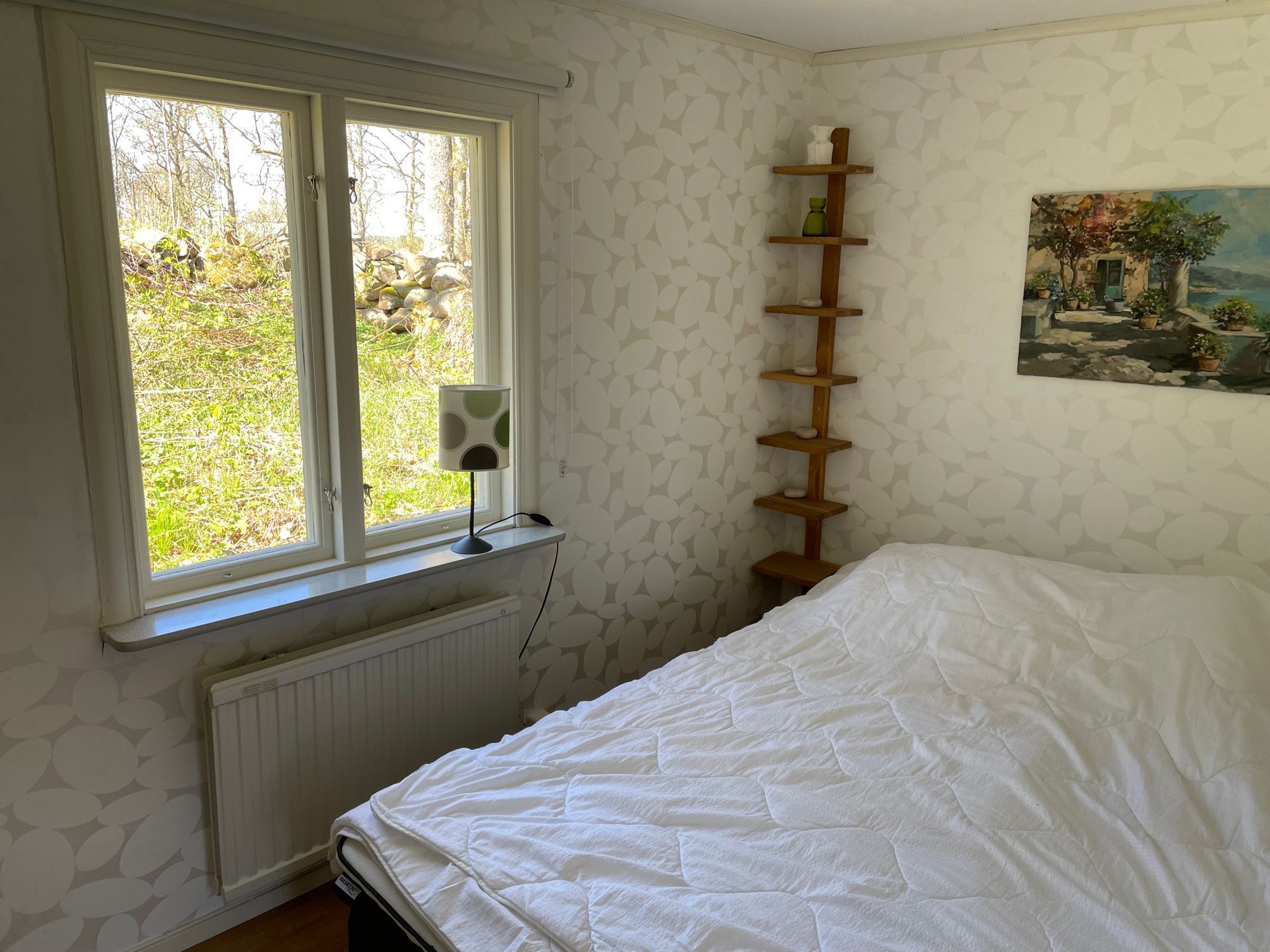 Stuga med lantligt läge nära skog o hav – bild 4 av 5