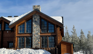 Klassisk modern fjällstuga som andas rymd