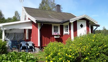 Idyllisk stuga-torp, med vedeldad bastu vid sjön