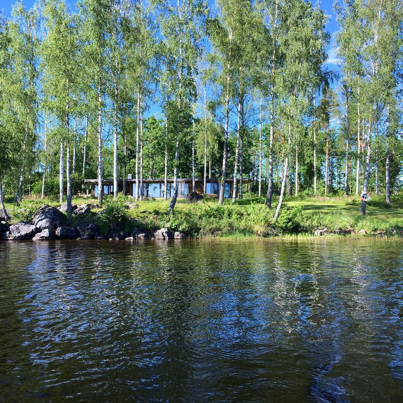 Lyxigt sjöställe med egen brygga och strand – bild 2 av 21