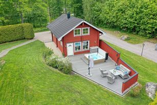 Spastuga med jacuzzi och vedeldad bastu