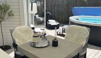 Hus med tillhörande gäststuga, nära strand.