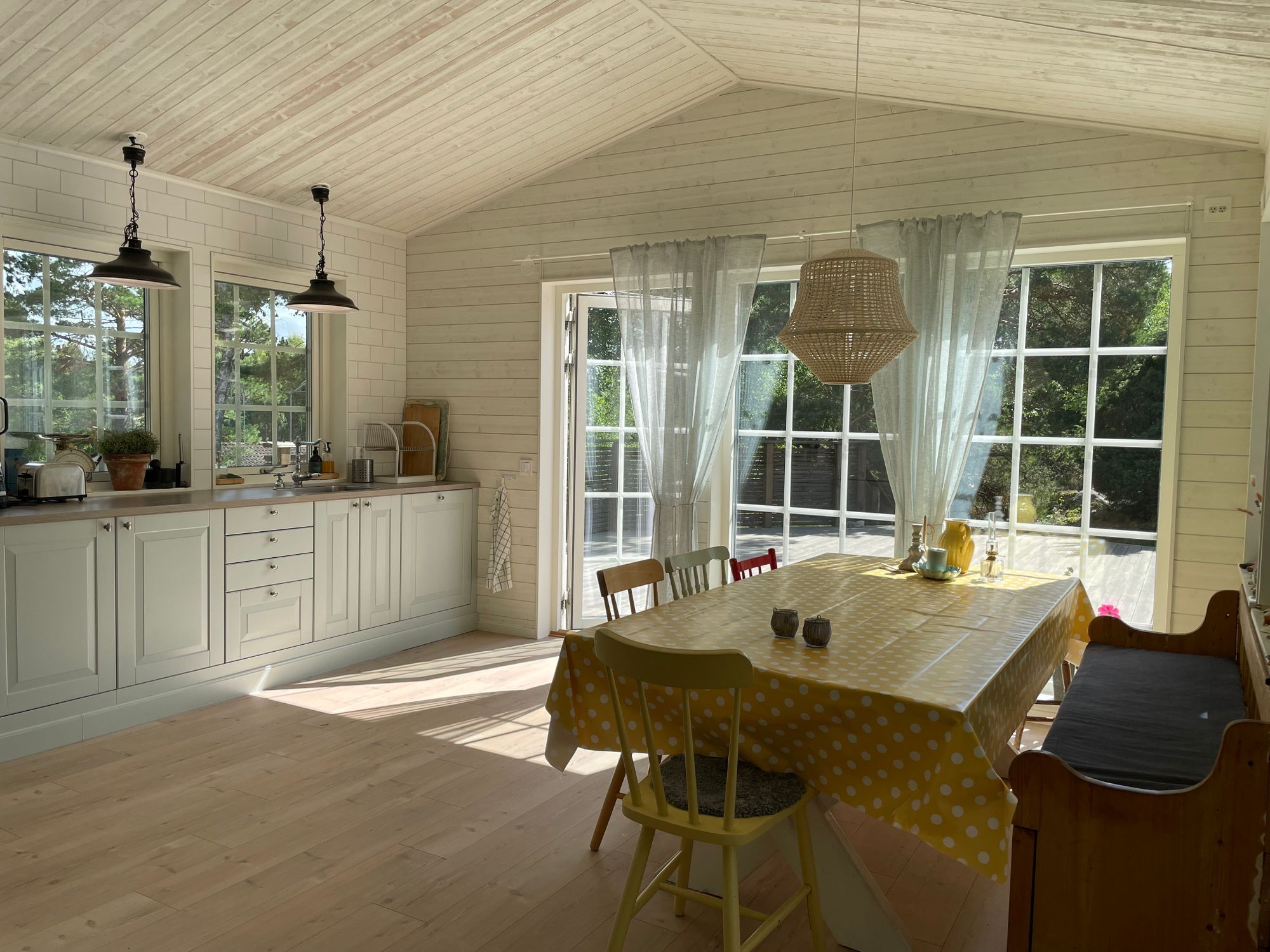 Havsnära sommarhus med stor altan och gäststuga – bild 7 av 24