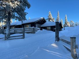 Liftnära timmerstuga m panoramautsikt över fjällen