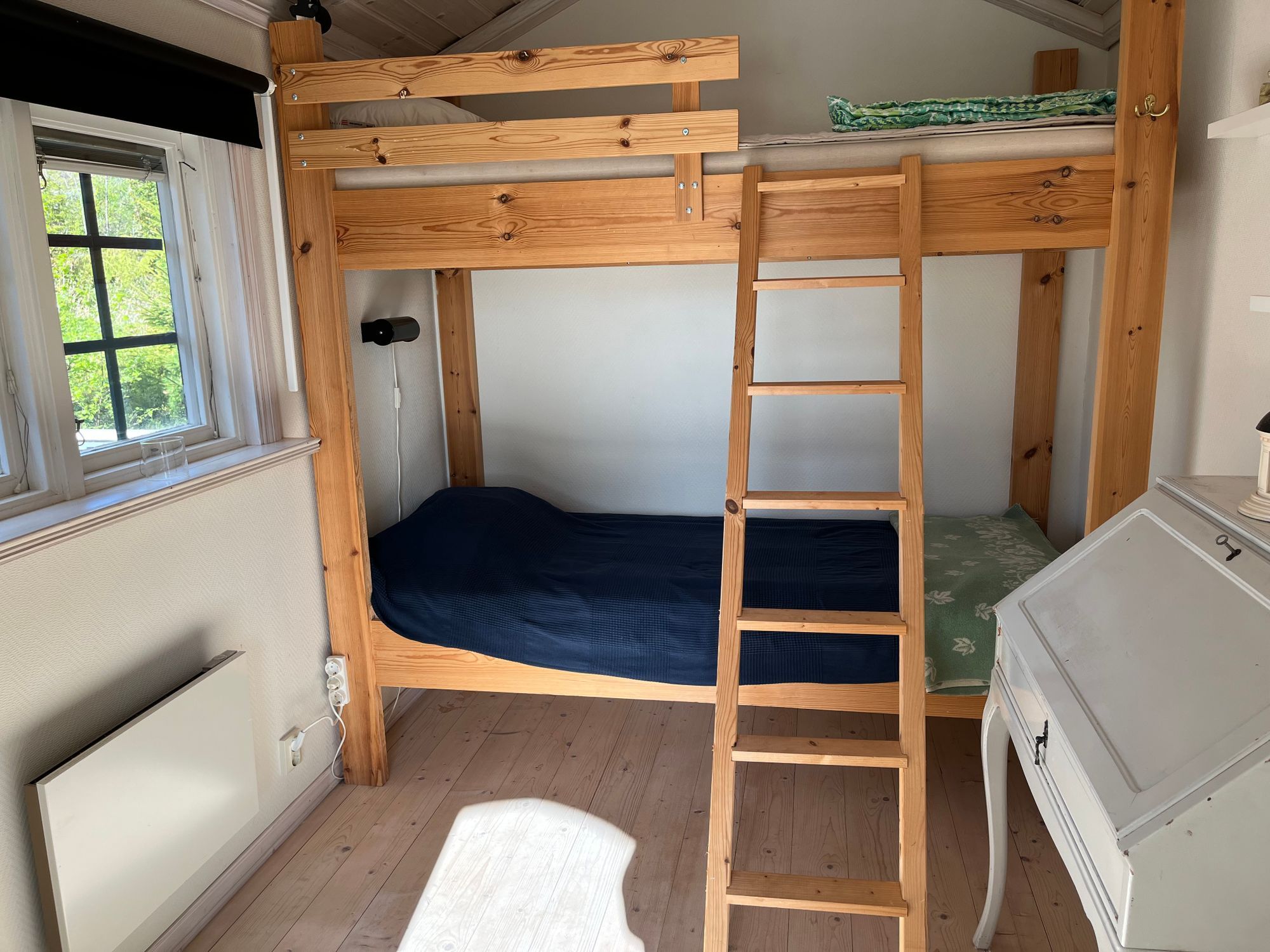Havs- och skogsnära hus med vedeldad bastu – bild 11 av 12