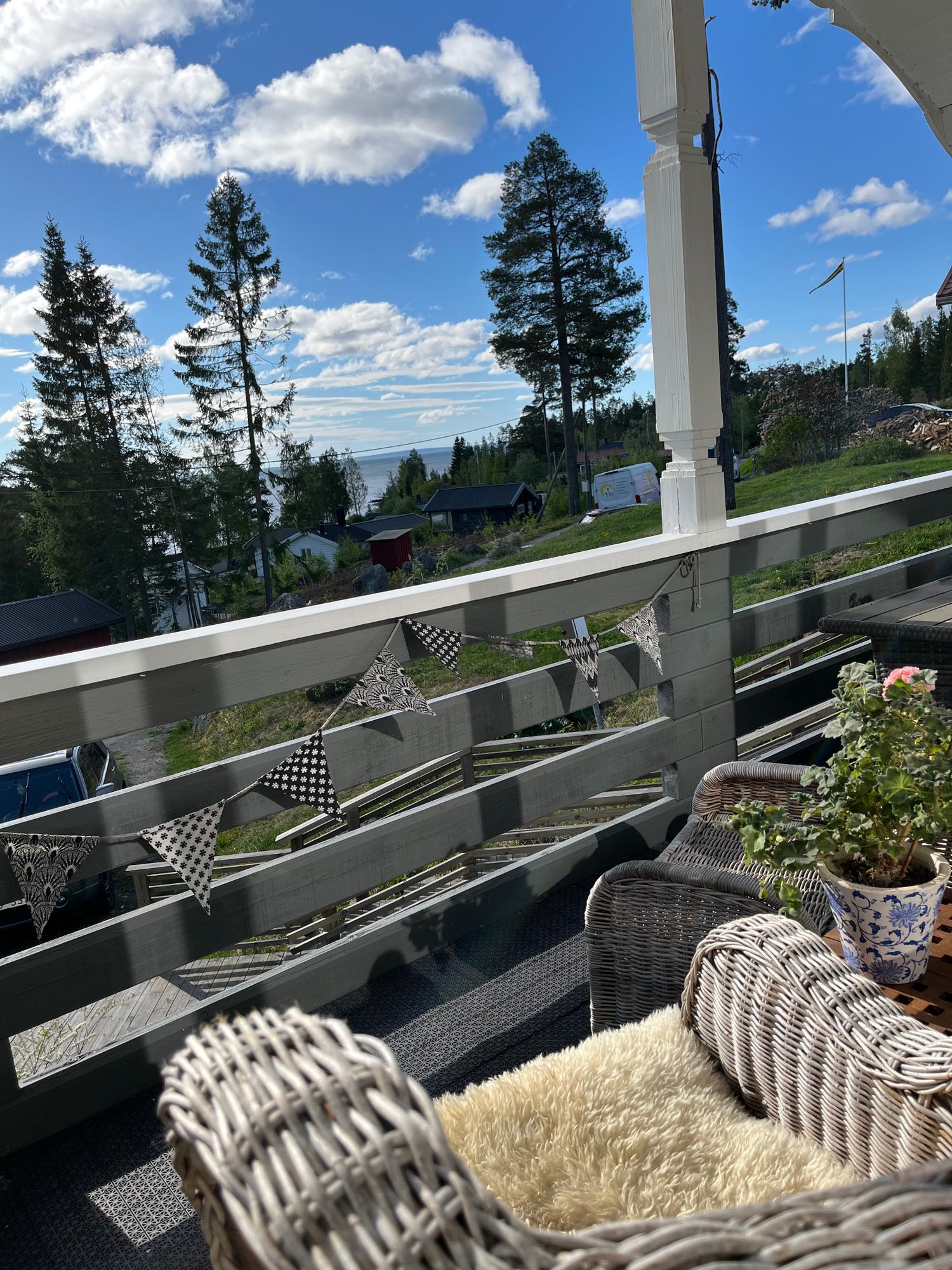 Havs- och skogsnära hus med vedeldad bastu – bild 4 av 12