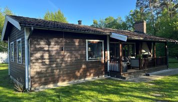 Fin väl planerad stuga med egen stor trädgård.