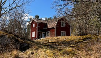 Lantligt sommartorp med utsikt över två vikar