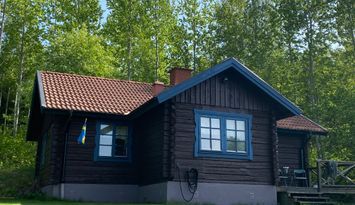 Mysig stuga vid sjön Skagern (Finnerödja)