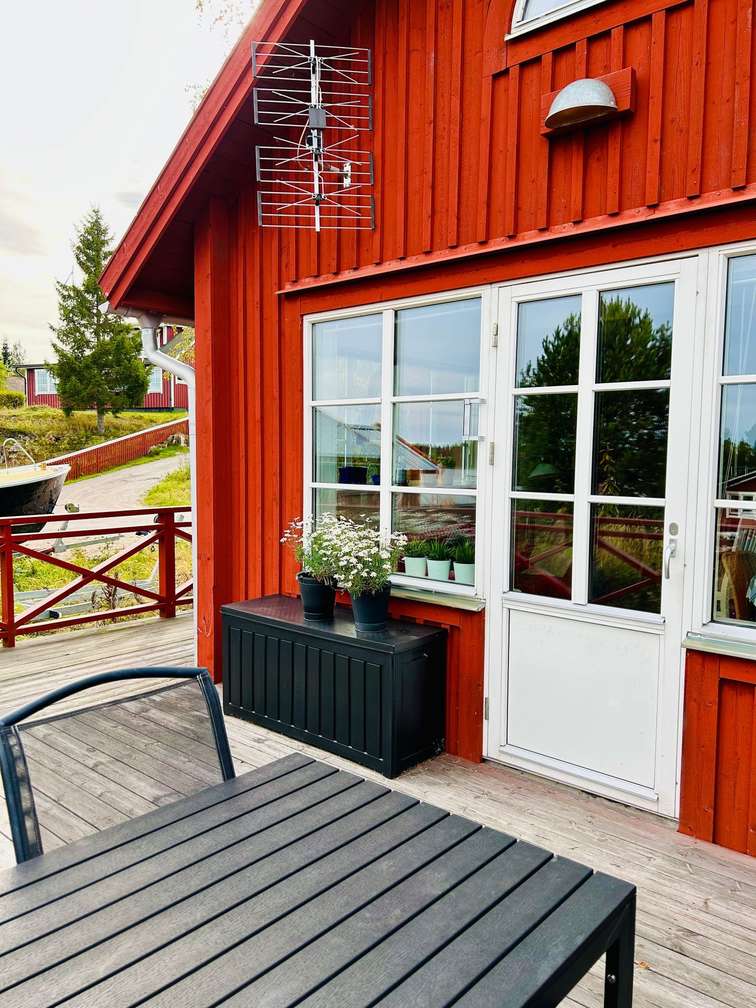 Ett stenkast från vattnet i sommaridyllen Skatan – bild 13 av 24