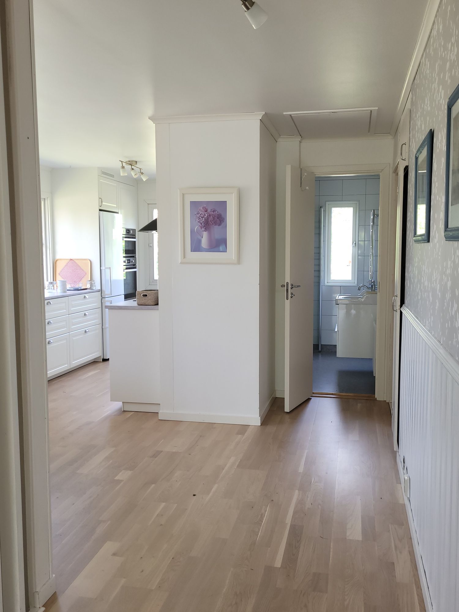 Rymligt hus på landet bredvid damm med egen brygga – bild 21 av 24