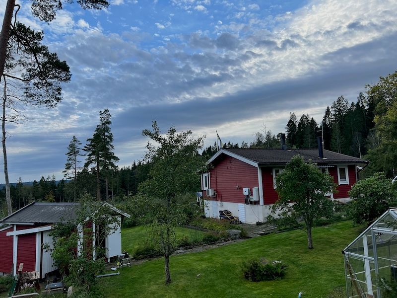 Mysig stuga med sjöutsikt, gästhus och stor altan – bild 21 av 24