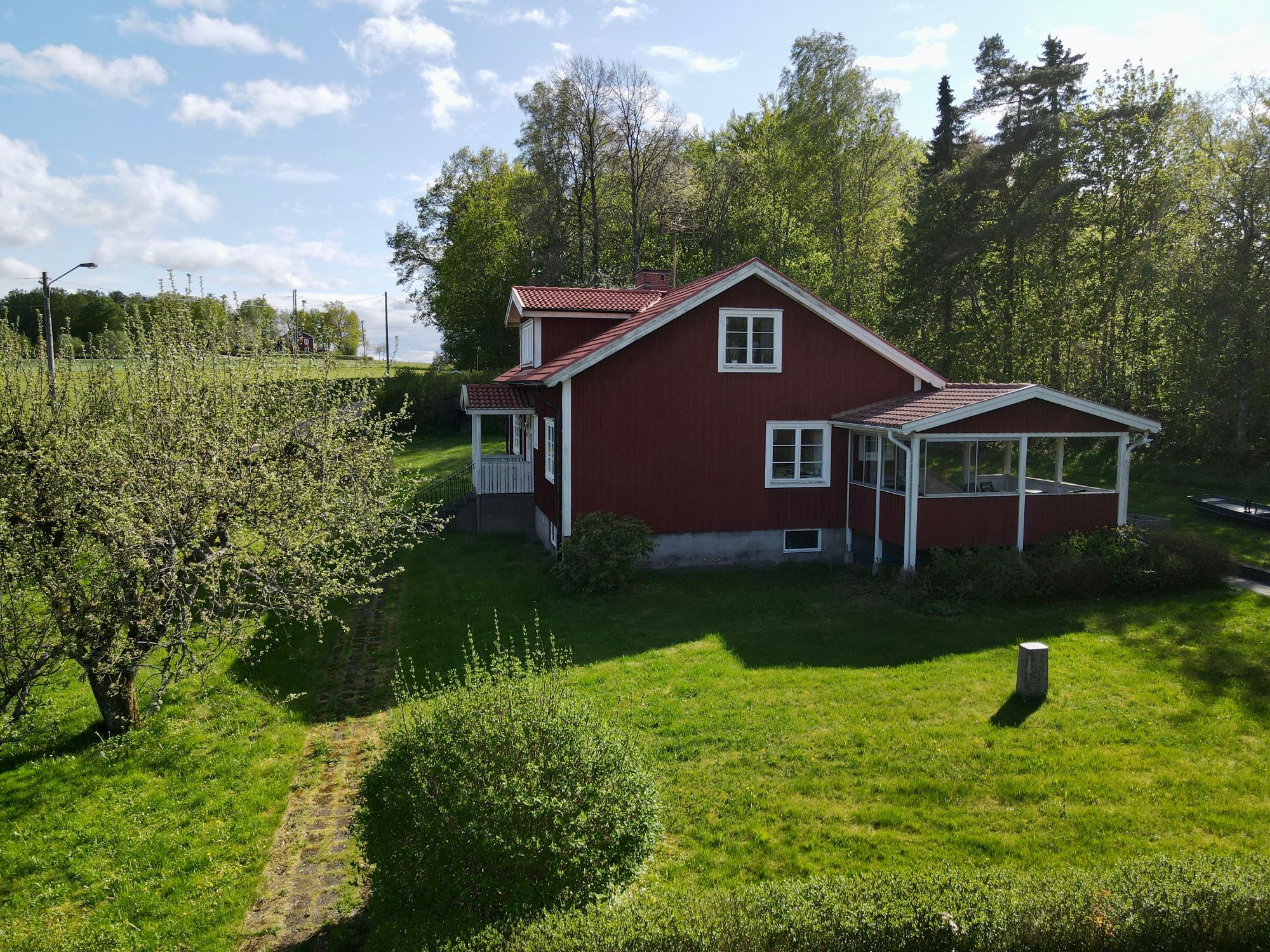 Hus på lantgård nära sjö, skog och staden Växjö – bild 2 av 24