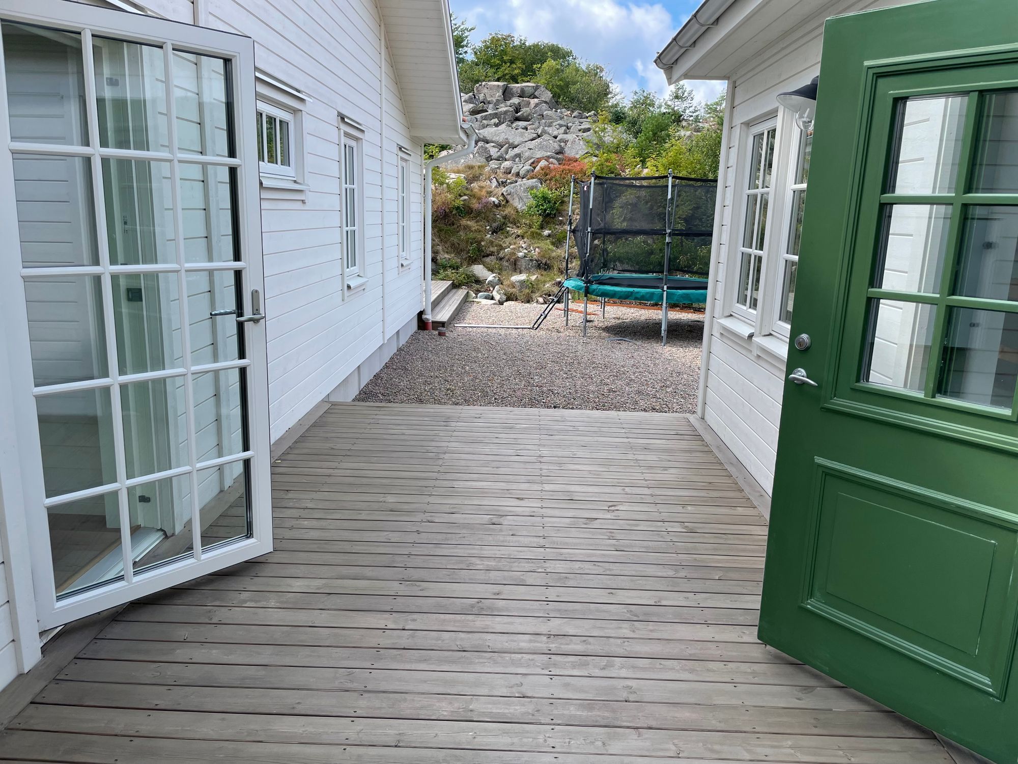 Havsnära sommarhus med stor altan och gäststuga – bild 15 av 24