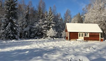 Timrad stuga nära sjö och bad