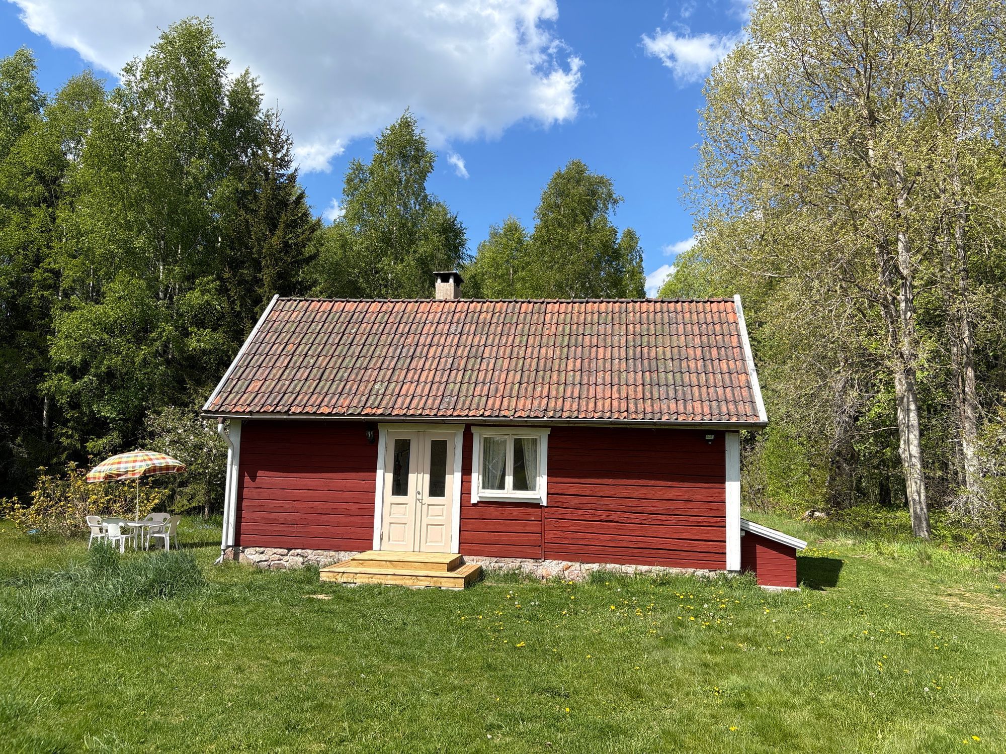 Timrad stuga nära sjö och bad