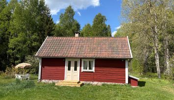 Timrad stuga nära sjö och bad