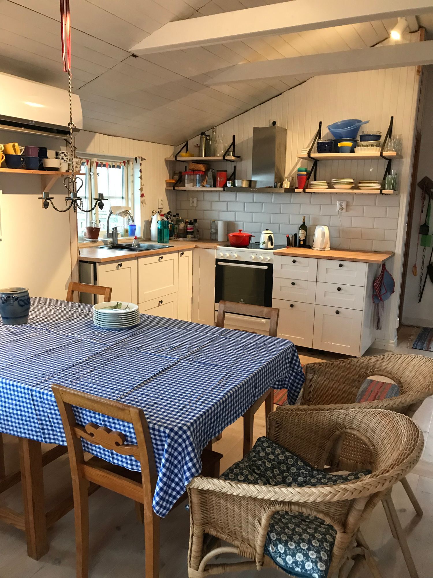 Mysig sommarstuga vid havet – bild 6 av 11
