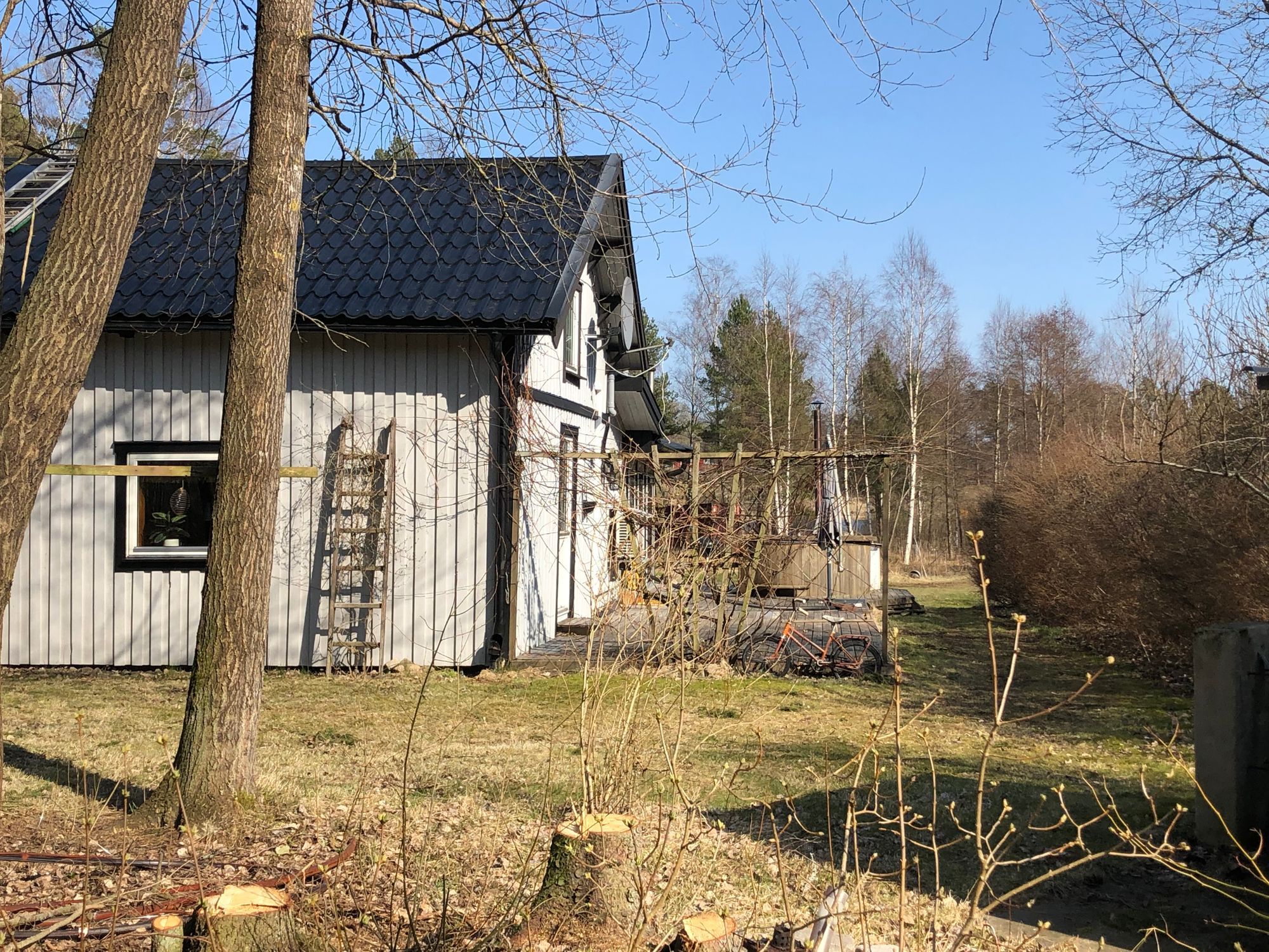 Timmerstuga vid en sjö i Småland – bild 11 av 24
