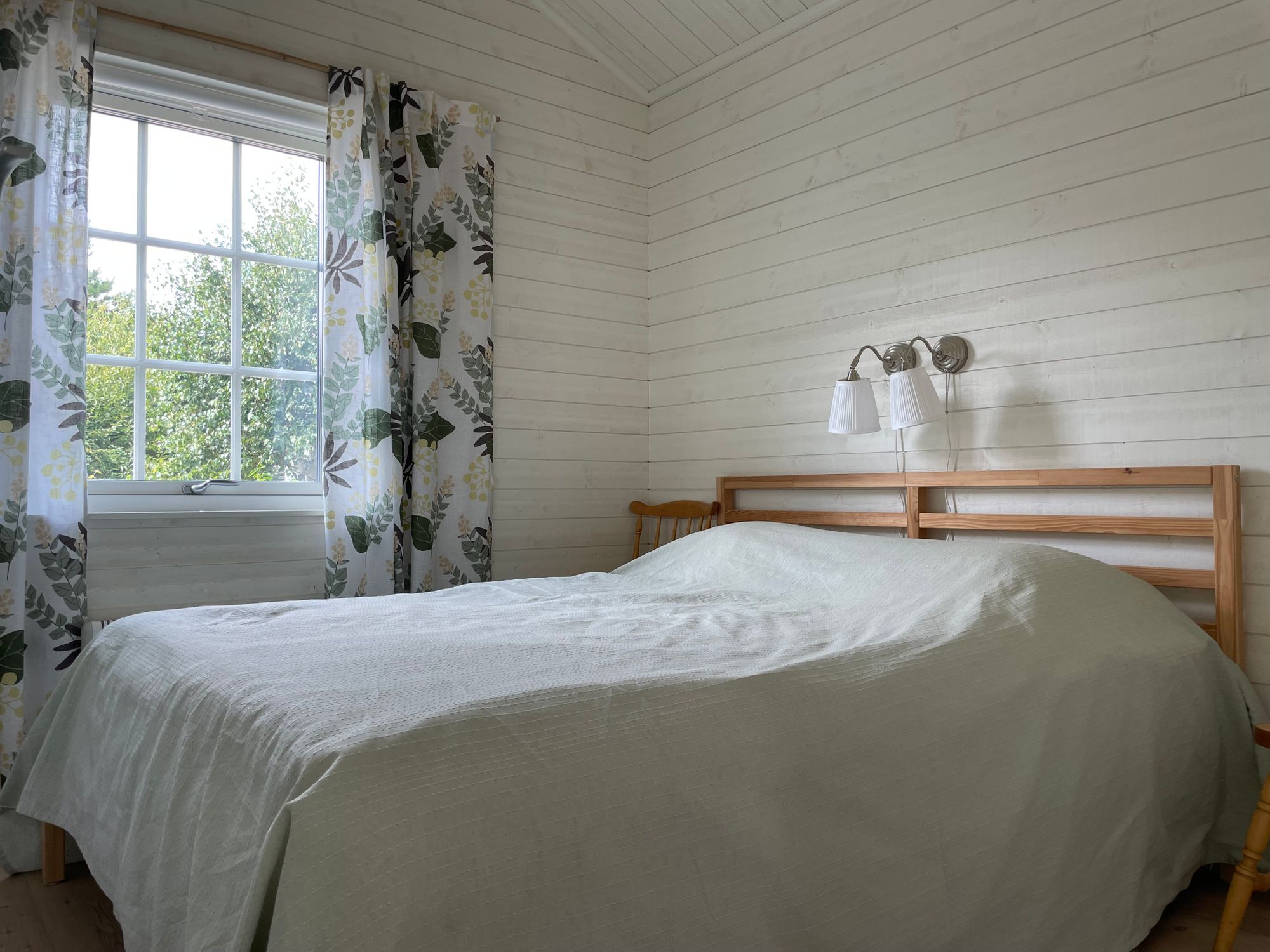 Havsnära sommarhus med stor altan och gäststuga – bild 19 av 24