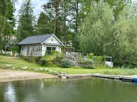 Charmig stuga med egen brygga & egen strand