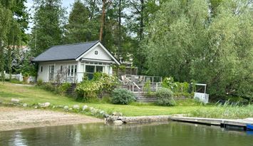Charmig stuga med egen brygga & egen strand