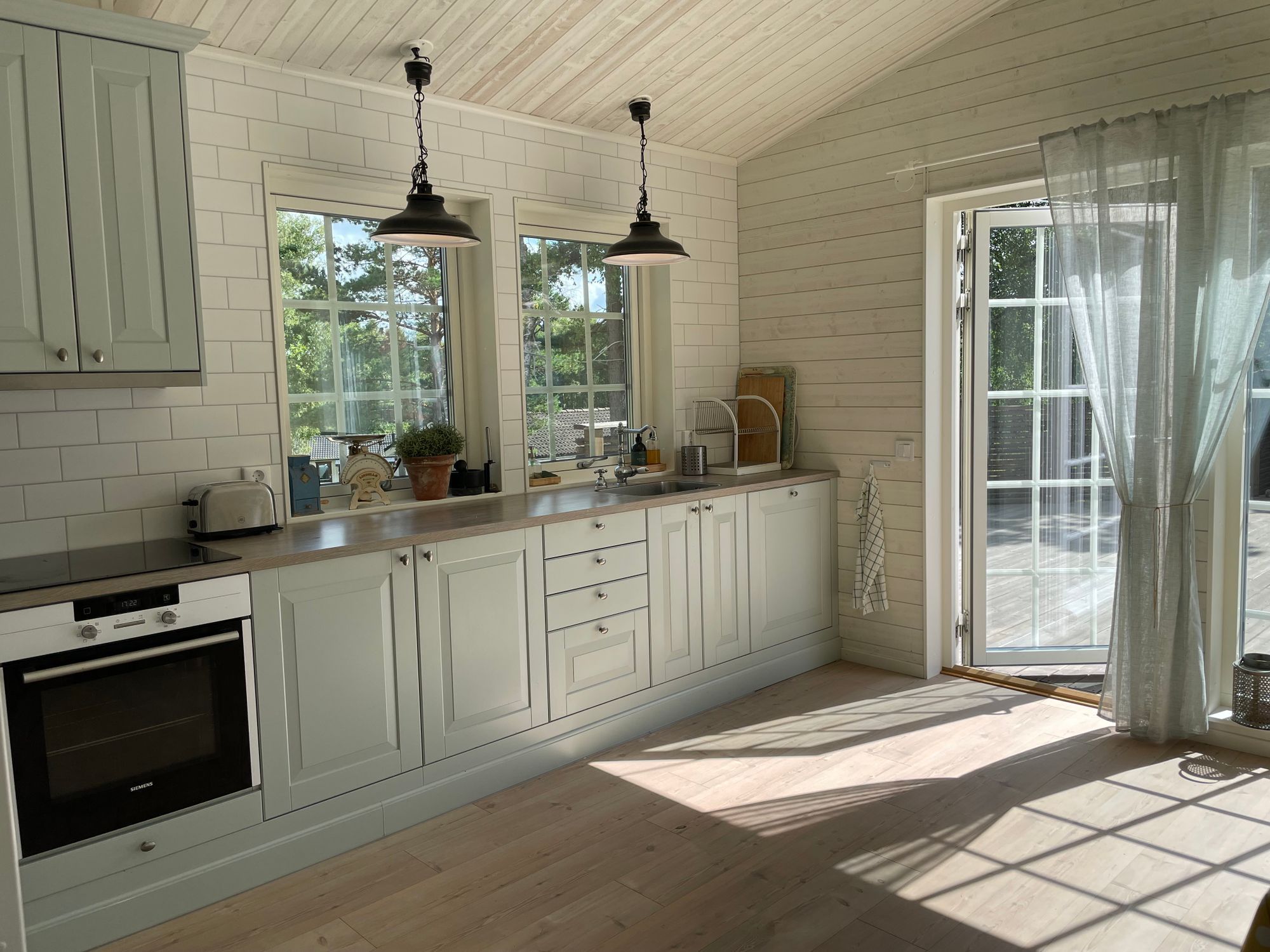Havsnära sommarhus med stor altan och gäststuga – bild 5 av 24