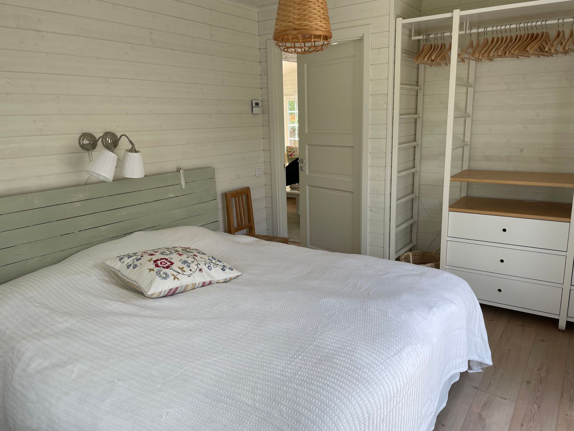 Havsnära sommarhus med stor altan och gäststuga – bild 10 av 24